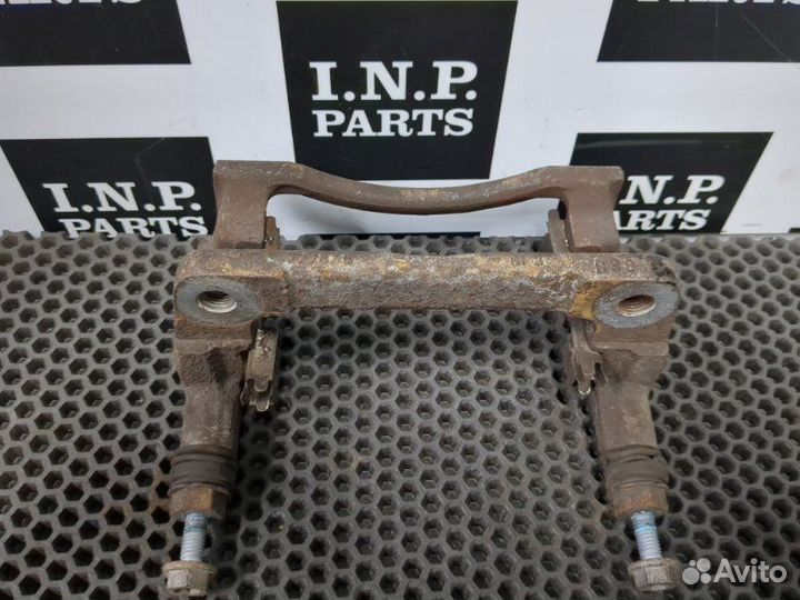 Скоба суппорта передняя Honda Civic 5D 8 1.8