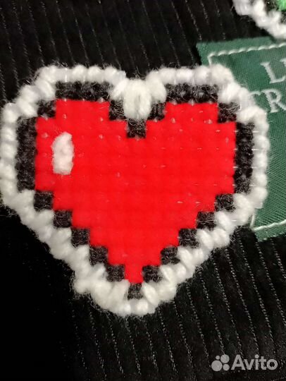 Вышитый значок в виде сердечка