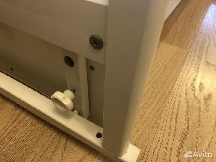 Детская кроватка с маятником