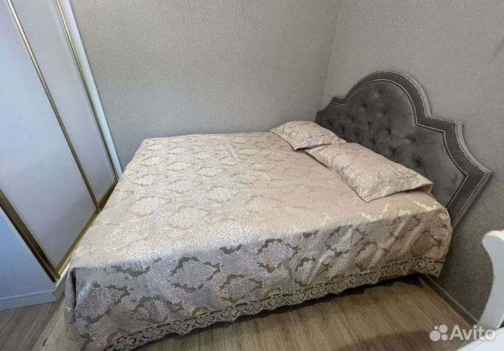 Кровать с молдингом