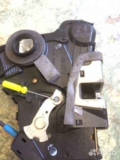 Замок двери передней правой Toyota Camry 30