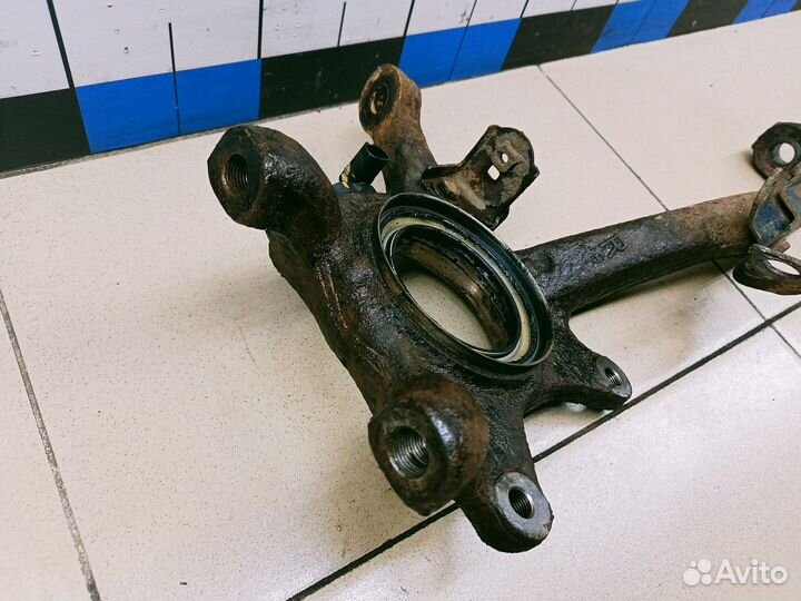 Кулак поворотный передний правый Land Cruiser (150