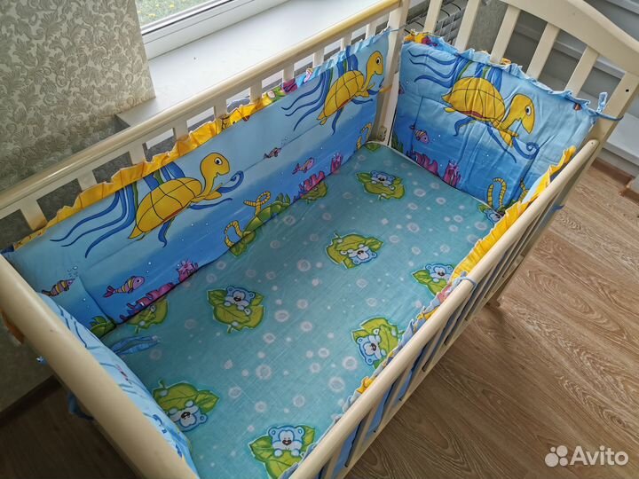 Детская кроватка с маятником