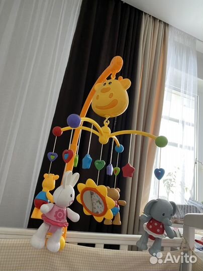 Мобиль в кроватку жирафики