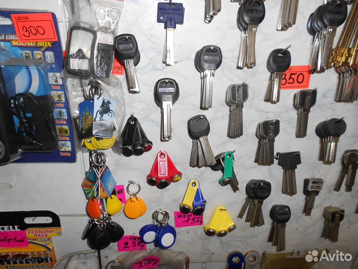 Ремонт обуви Зонтов Чемоданов Хоккейных краг Ключи