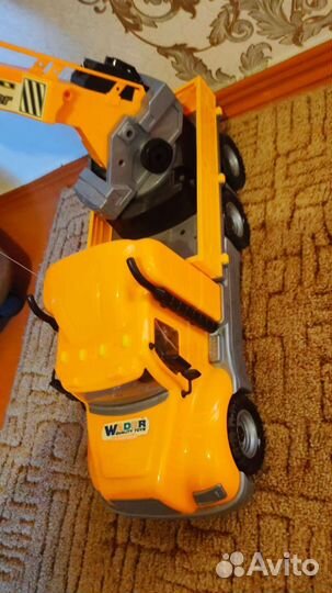 Автокран с поворотной платформой