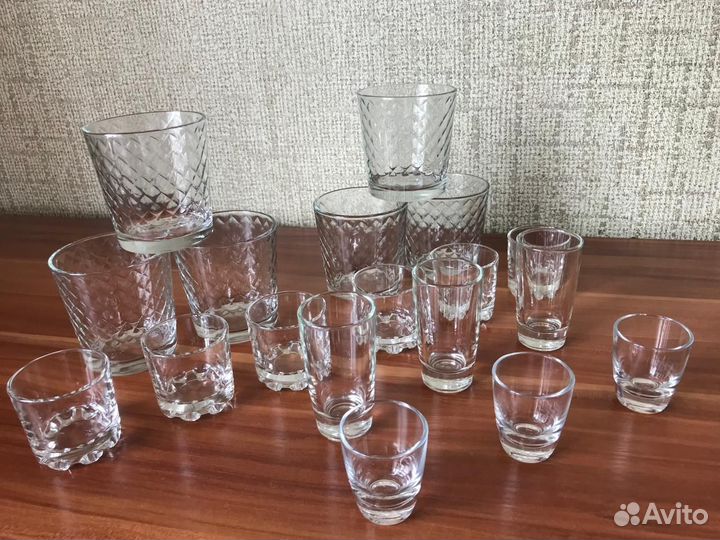 Стаканы виски и рюмки