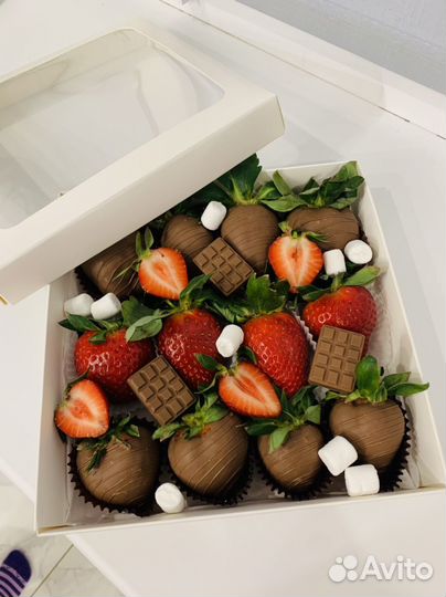 Клубника, финики, бананы в шоколаде