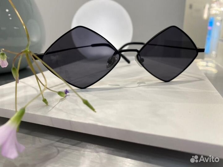 Женские солнцезащитные очки Saint Laurent