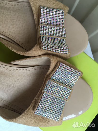 Босоножки бежевые со стразами