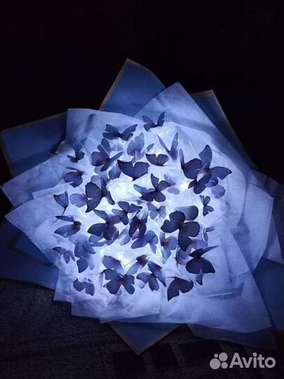 Светящийся букет из 55 бабочек