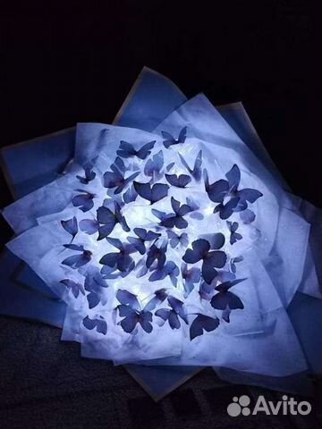 Светящийся букет из 55 бабочек