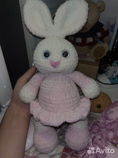 Вязанная игрушка зайка