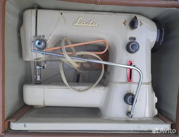 Швейная машина LADA