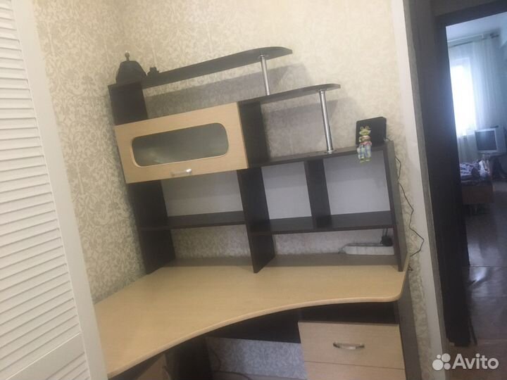 Угловой письменный стол с полками