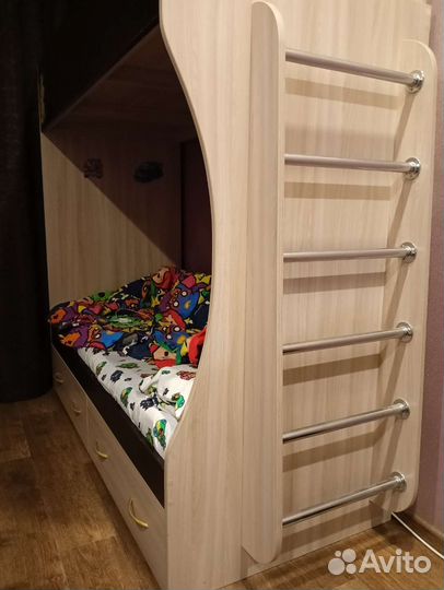 Двухъярусная кровать