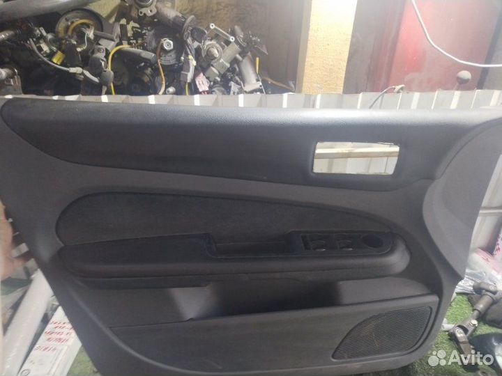 Обшивка боковой двери передняя левая Ford Focus