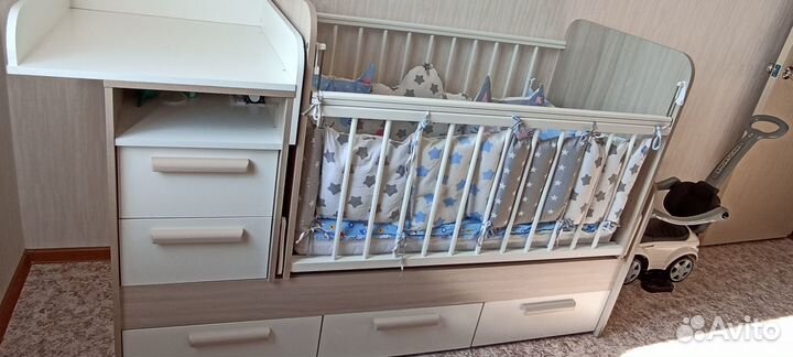 Детская кроватка с маятником и комодом