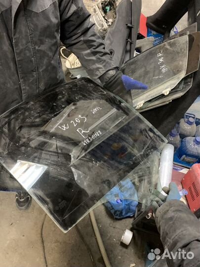 Стекло задней правой двери Мерседес w203 c200