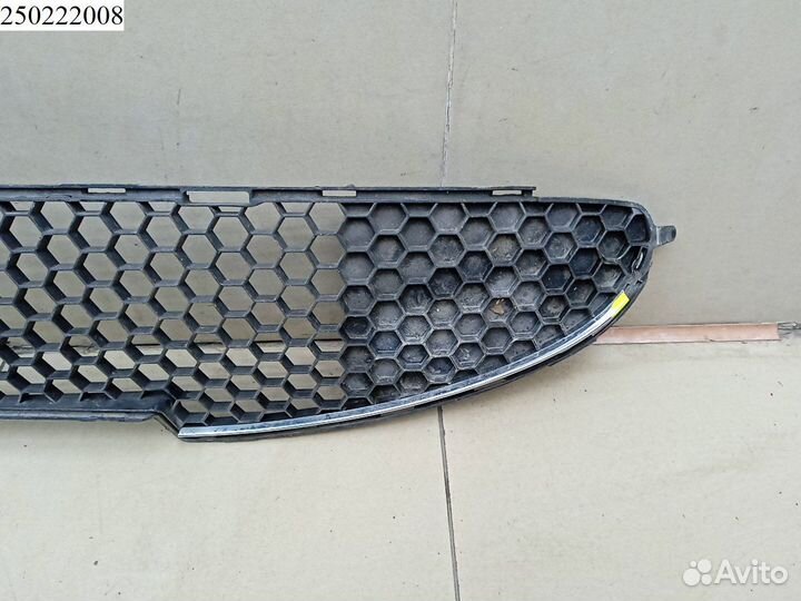 Решетка в бампер центральная Peugeot 206