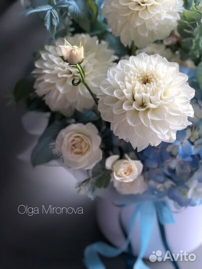 Букет цветы с георгинами