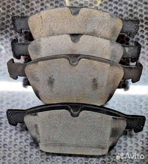 Комплект передних тормозных колодок brembo P86023