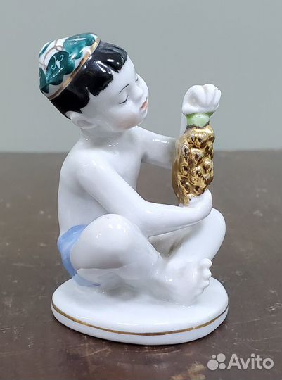 Фарфор Мальчик с виноградом лфз оригинал