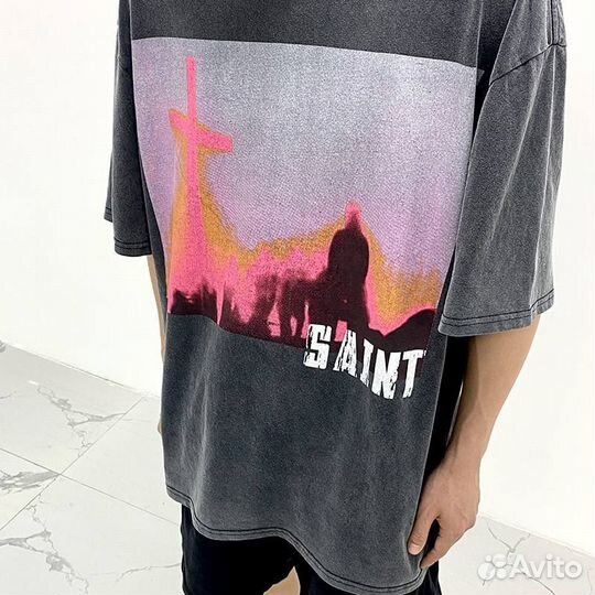 Стильная футболка Saint