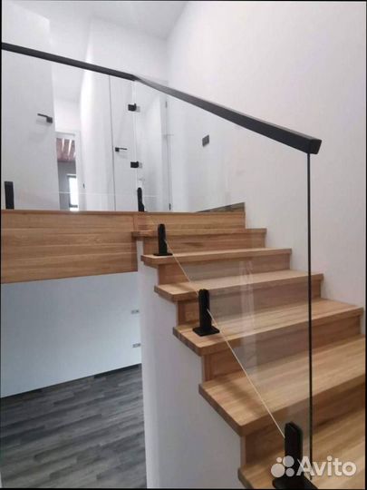 Стеклянное ограждение для лестниц и душевых