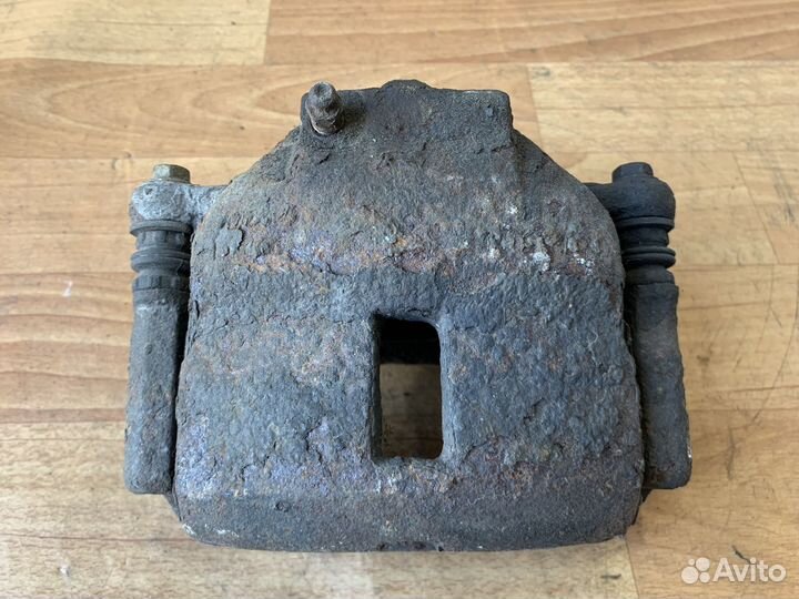 Суппорт передний правый Nissan Almera N16 седан