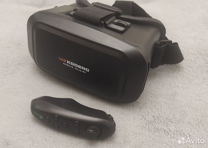 Очки виртуальной реальности с джойстиком