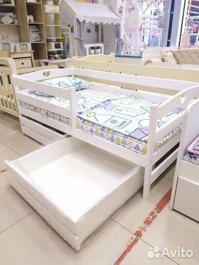 Детская кровать с ящиками из массива березы