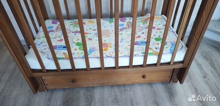 Детская кроватка с маятником и ящиком