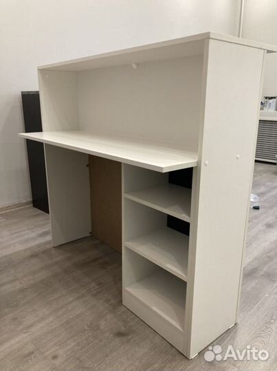 Ресепшн стойка администратора с полками