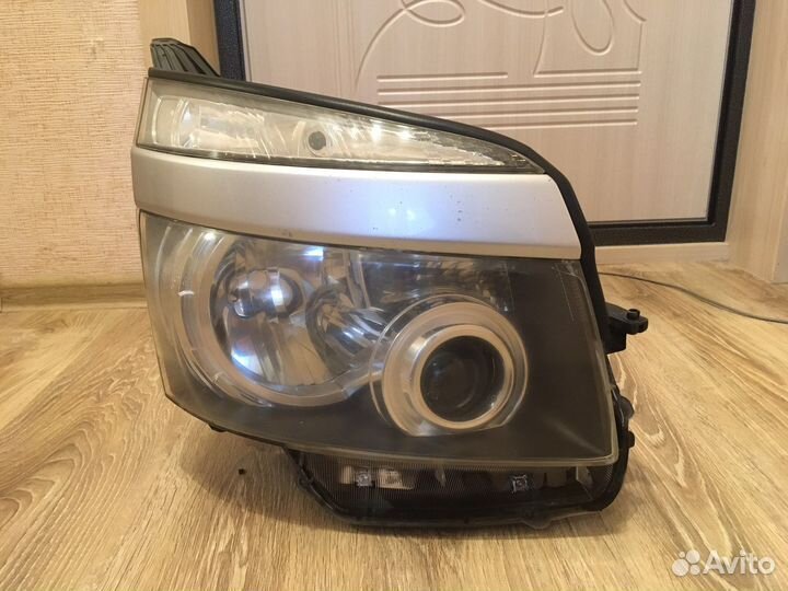 Фара Toyota Voxy zrr70