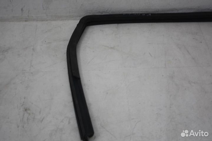 Уплотнитель стекла двери задней левой Nissan Qash