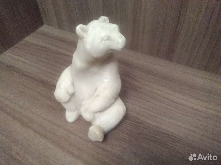 Статуэтка медведь из белого мрамора