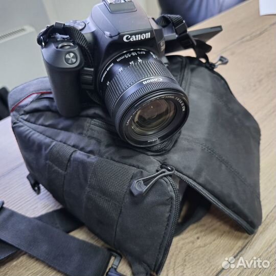 Зеркальный фотоаппарат Canon EOS250D