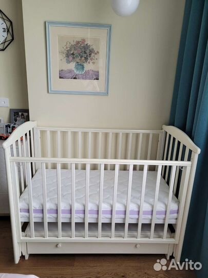 Детская кроватка с маятником и ящиком