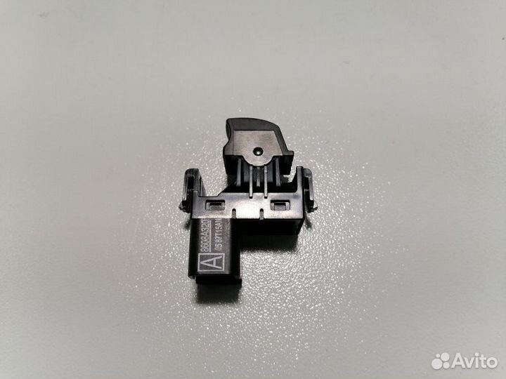 Кнопка стеклоподъемника задняя правая Mitsubishi