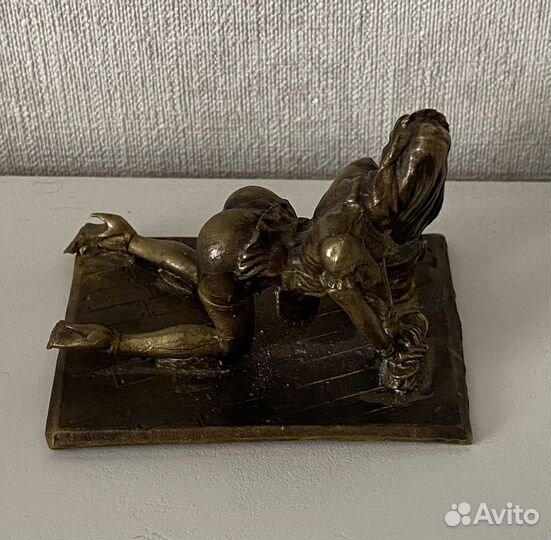 Бронзовая статуэтка Девушка Ню