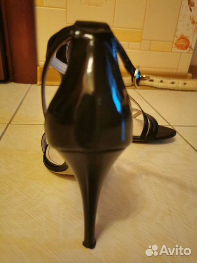 Продам босоножки