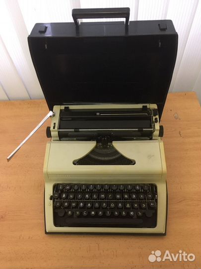 Печатная пишущая машинка «Любава»