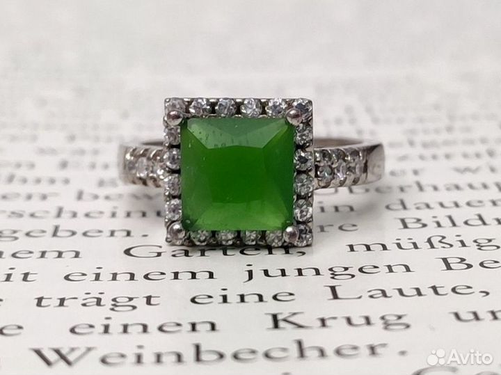 Кольцо с нефритом