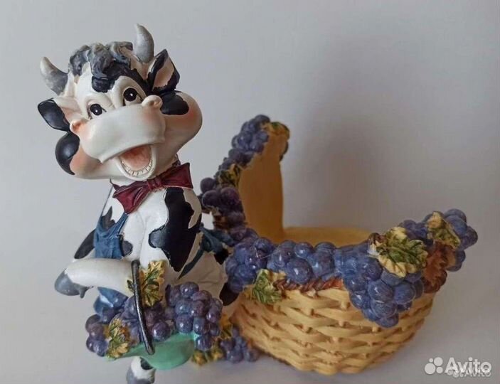 Подставка под бутылку Корова с корзиной