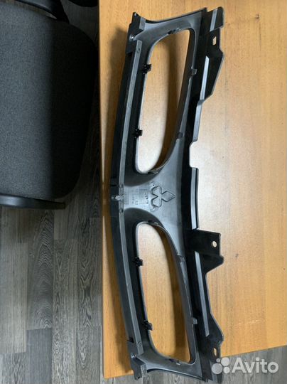 Решетка радиатора mitsubishi carisma 1996-mb944763