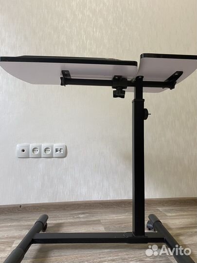 Стол для ноутбука мобильный