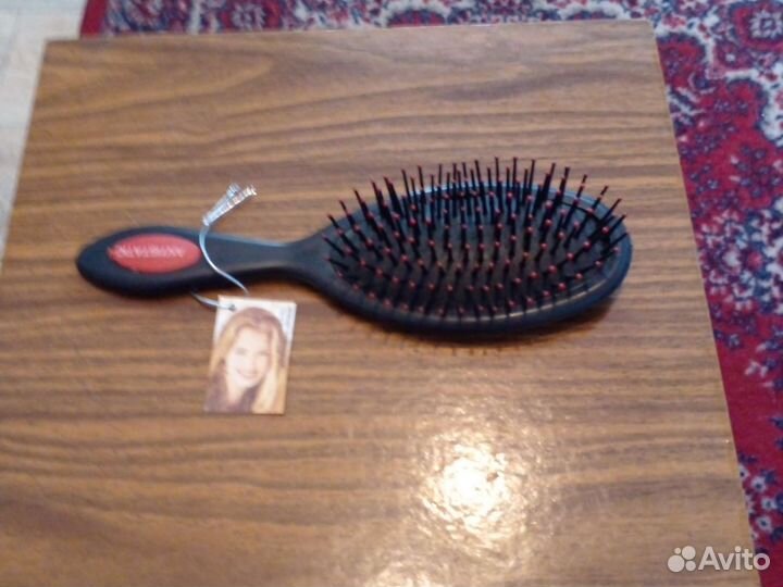Женская расчёска для волос и ножницы