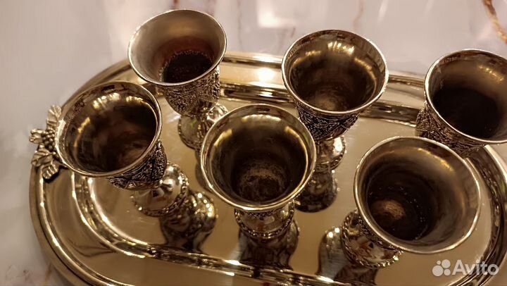 Рюмки на подносе металл