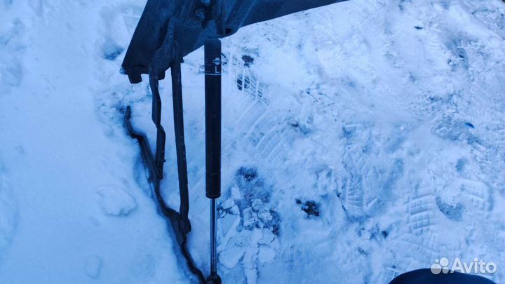 Упоры багажника skyline r33 купе